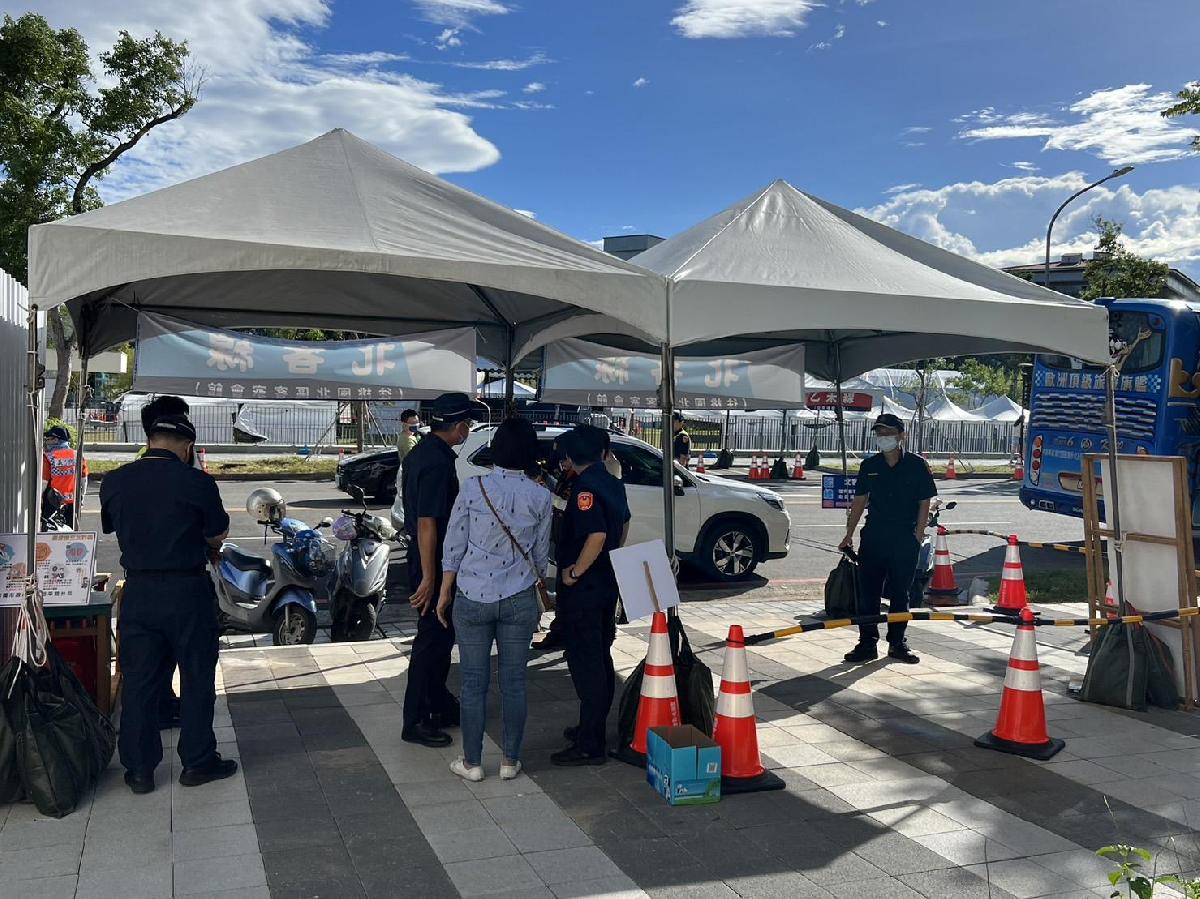 感謝平鎮分局局長 宋屋派出所所長 關懷小朋友第一天上學