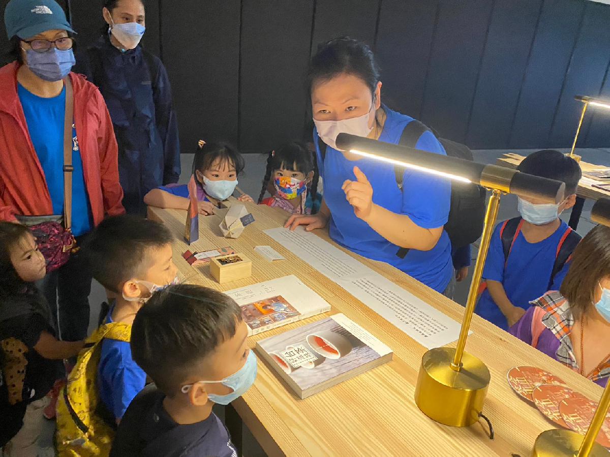 仔細聽老師介紹的秋收寶貝