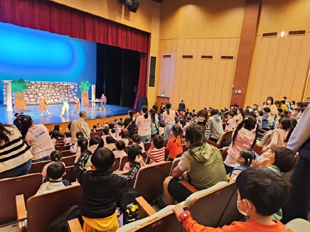 天穿日，共下看戲