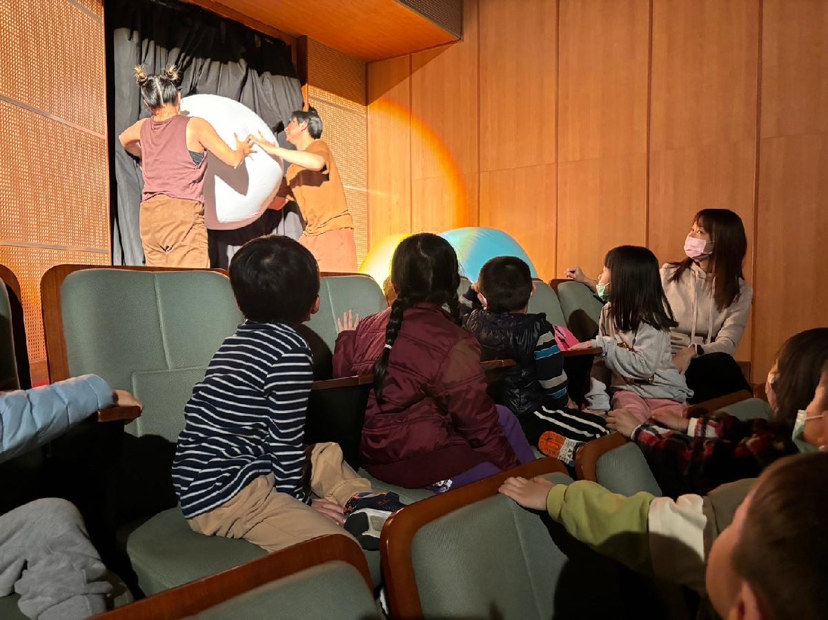 天穿日，共下看戲