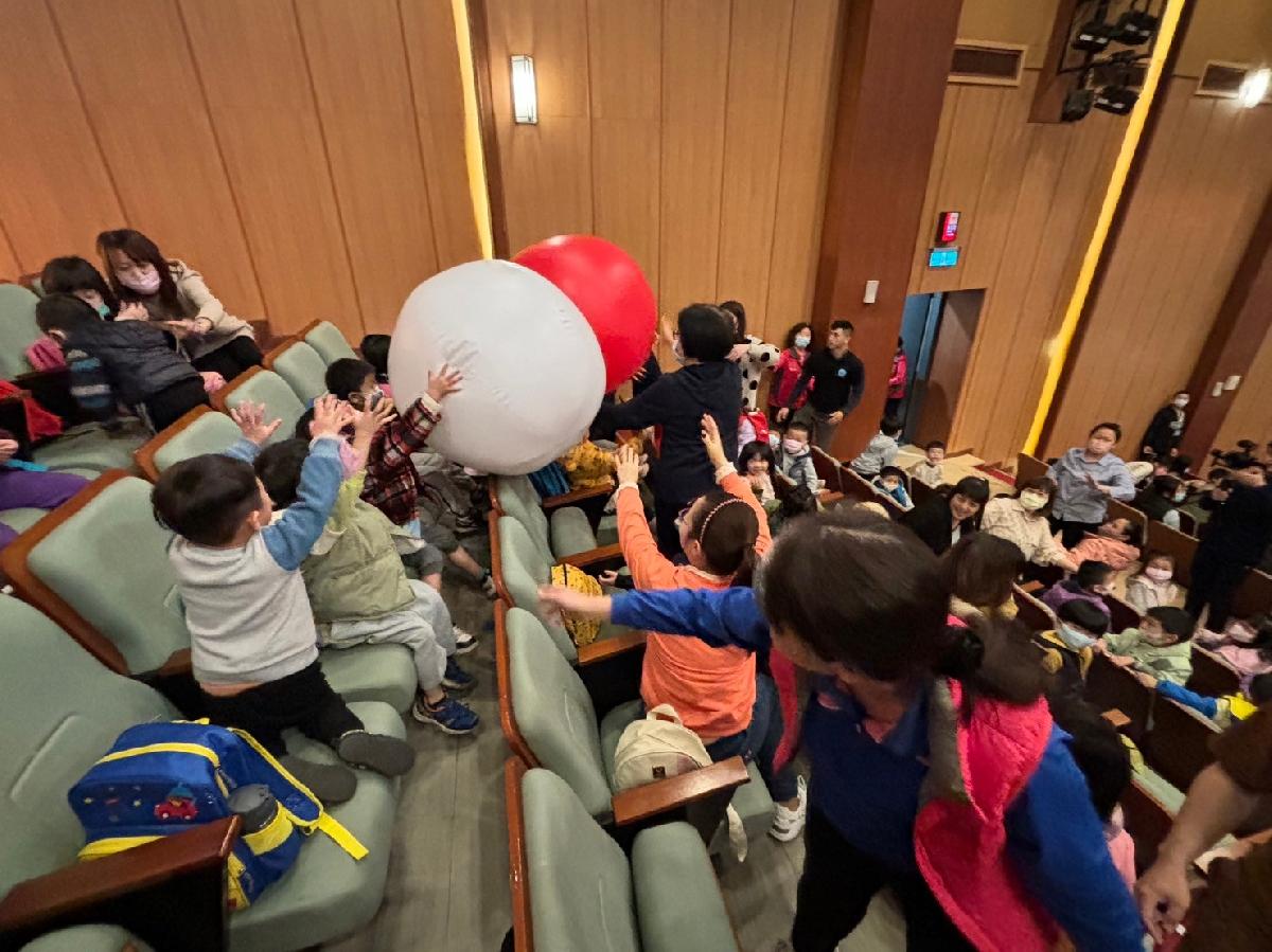 天穿日，共下看戲