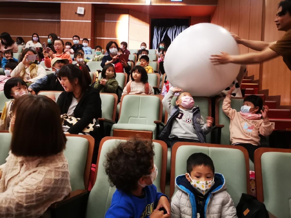 天穿日，共下看戲