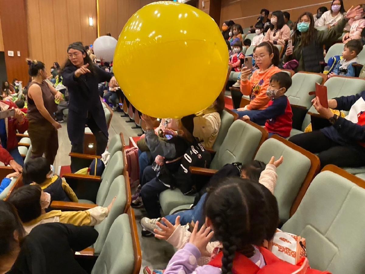 天穿日，共下看戲