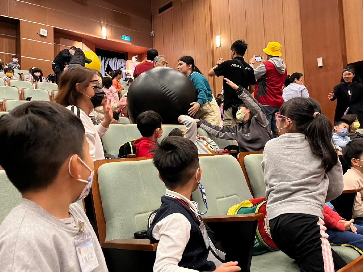 天穿日，共下看戲