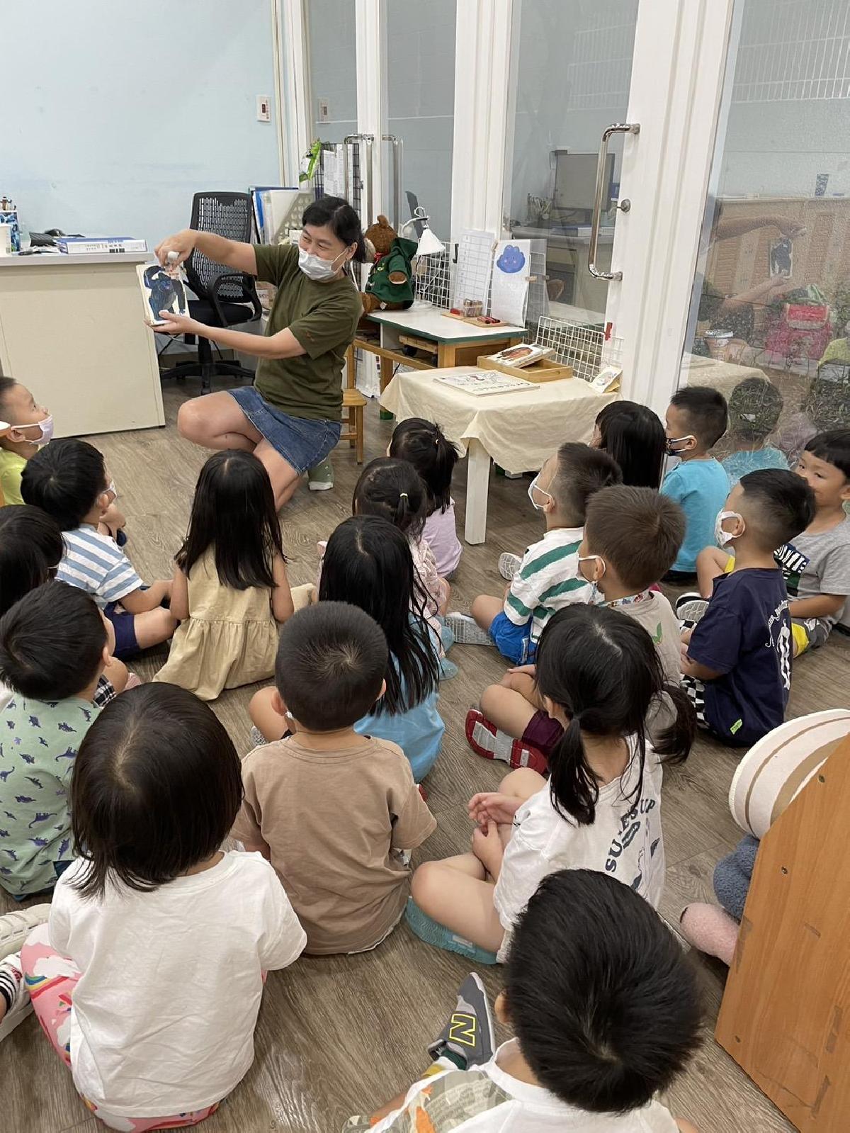 平安班-開學第一天老師帶大家認識環境～ 老師跟介紹了語文區，跟幼兒分享在語文區可以做的事情！