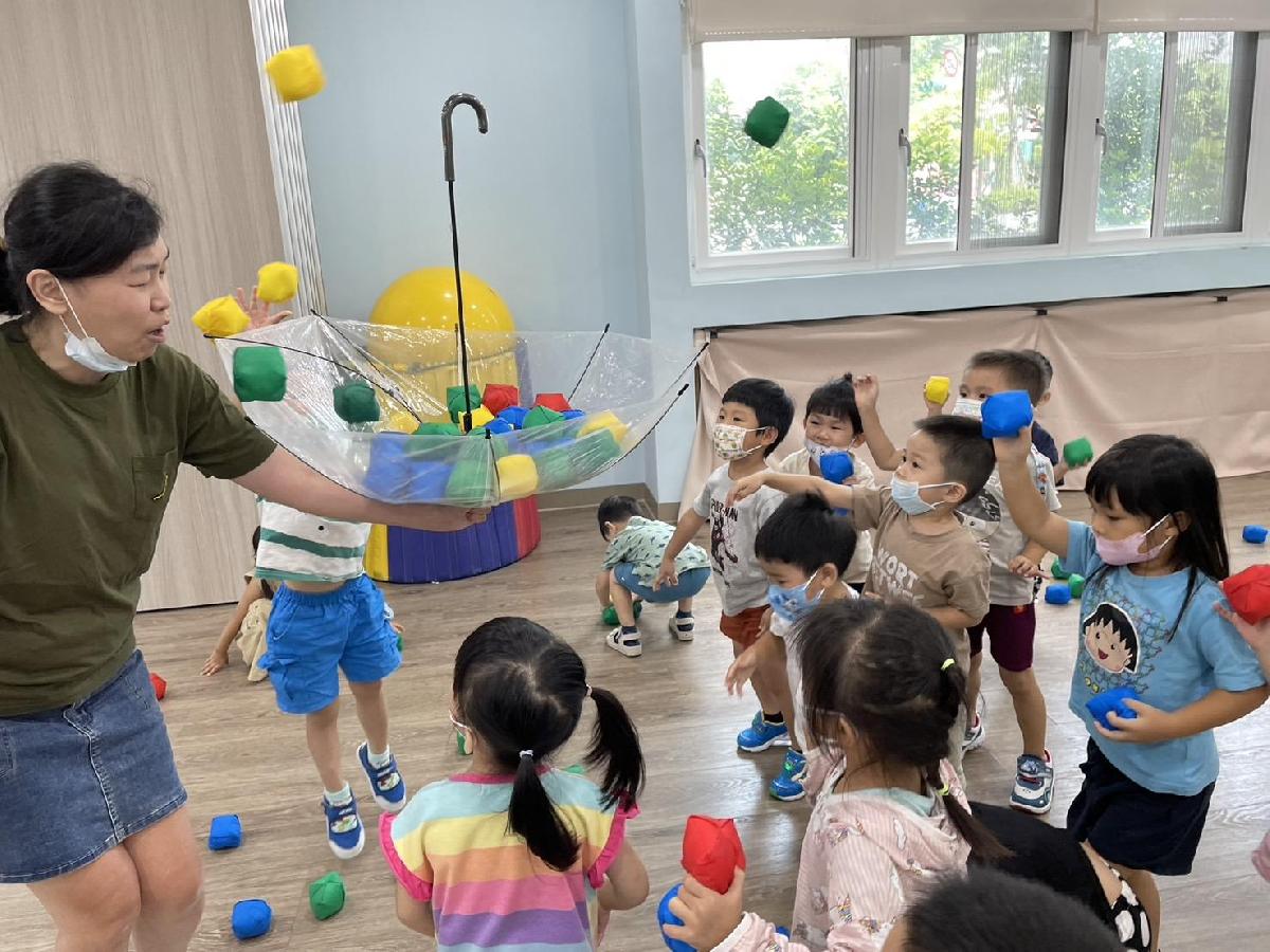 平安班-大肌肉活動老師帶幼兒玩「天女散花」，訓練幼兒單手投擲能力，幼兒們都玩得很開心呢！