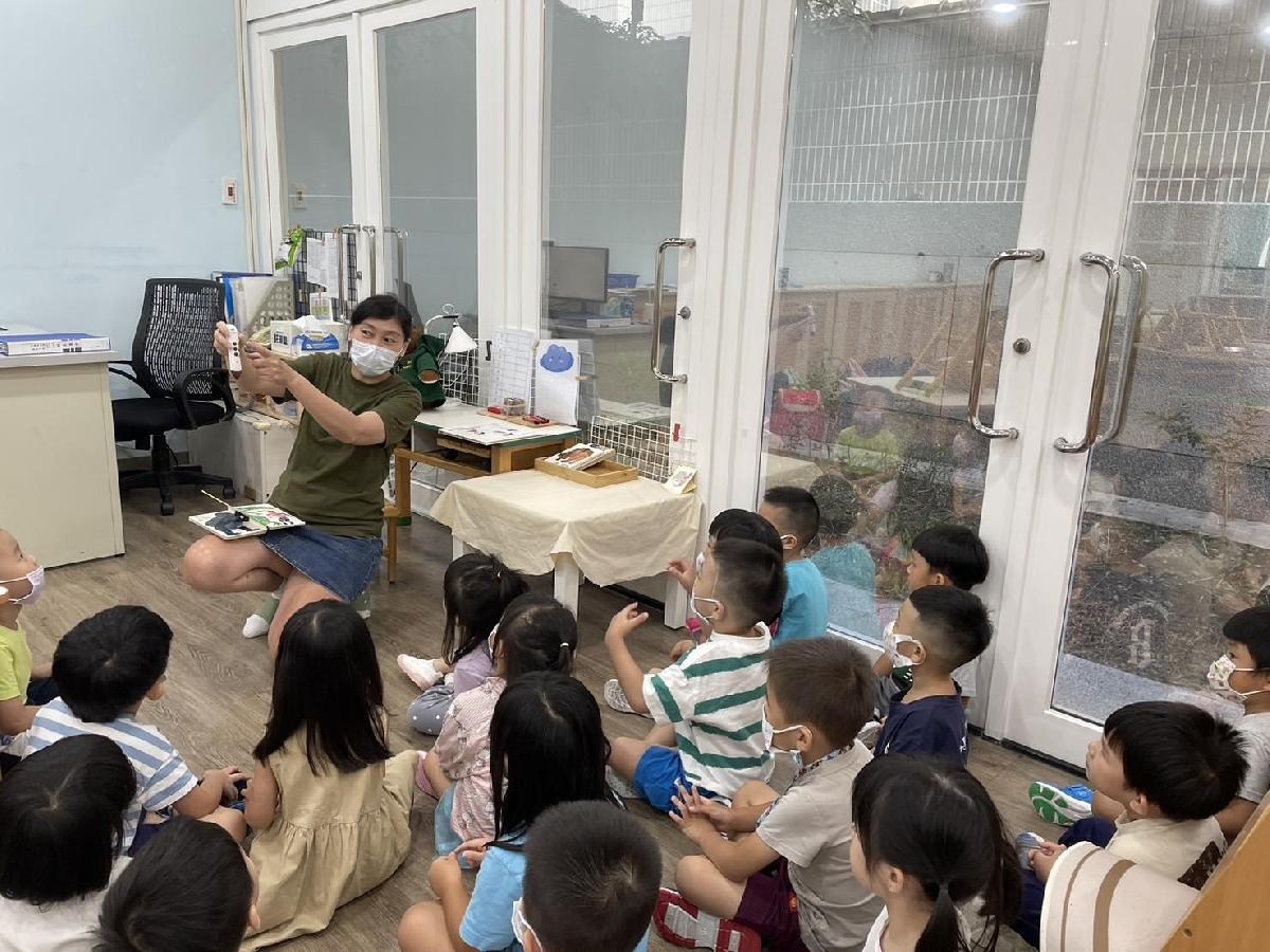 平安班-老師介紹了鬆散素材區，跟幼兒分享鬆散素材要如何進行創作，鼓勵幼兒在學習區時間可以進行探索！