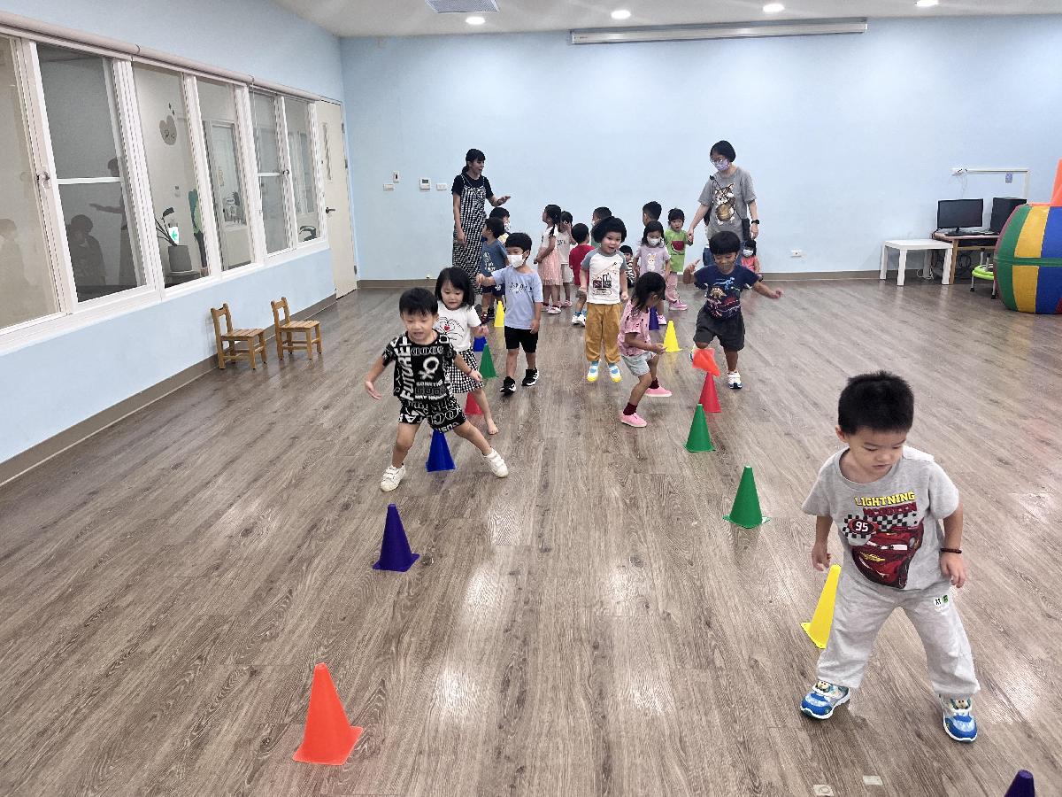 溫暖班-今天溫暖班的寶貝變成兔子、大雄、螃蟹進行大肌肉活動，都很厲害可以完成挑戰很棒唷！