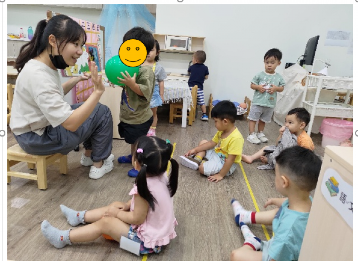 幸福班-團體時間，老師透過分享繪本故事「小波去上學」，和孩子打招呼、認識彼此。