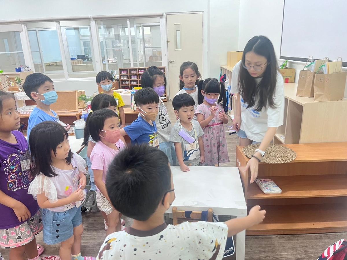 親愛班新增了學習區-科學區!!小朋友們可以在這裡作任何簡單的實驗~