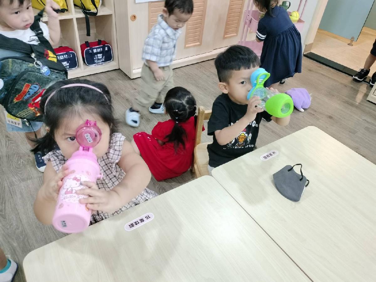 喜悅班咕嚕咕嚕，寶貝們會多喝水照顧自己