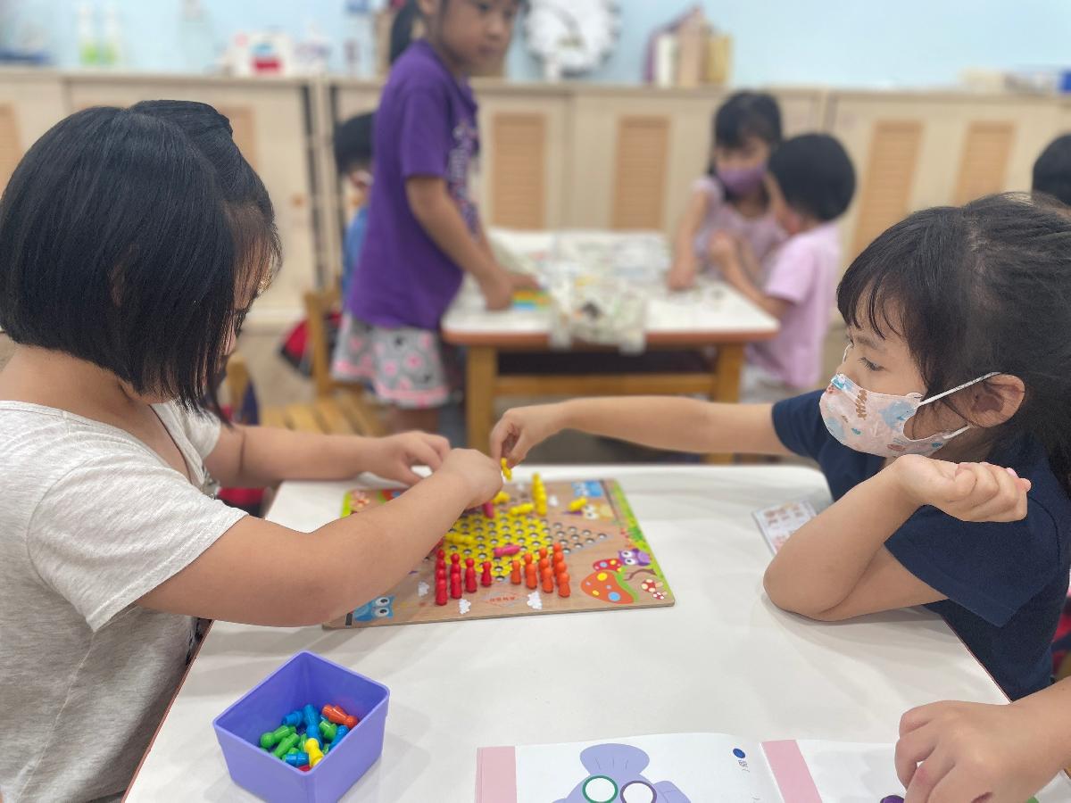 親愛班學習區時間，可以和同學一起玩想玩的遊戲喔♥