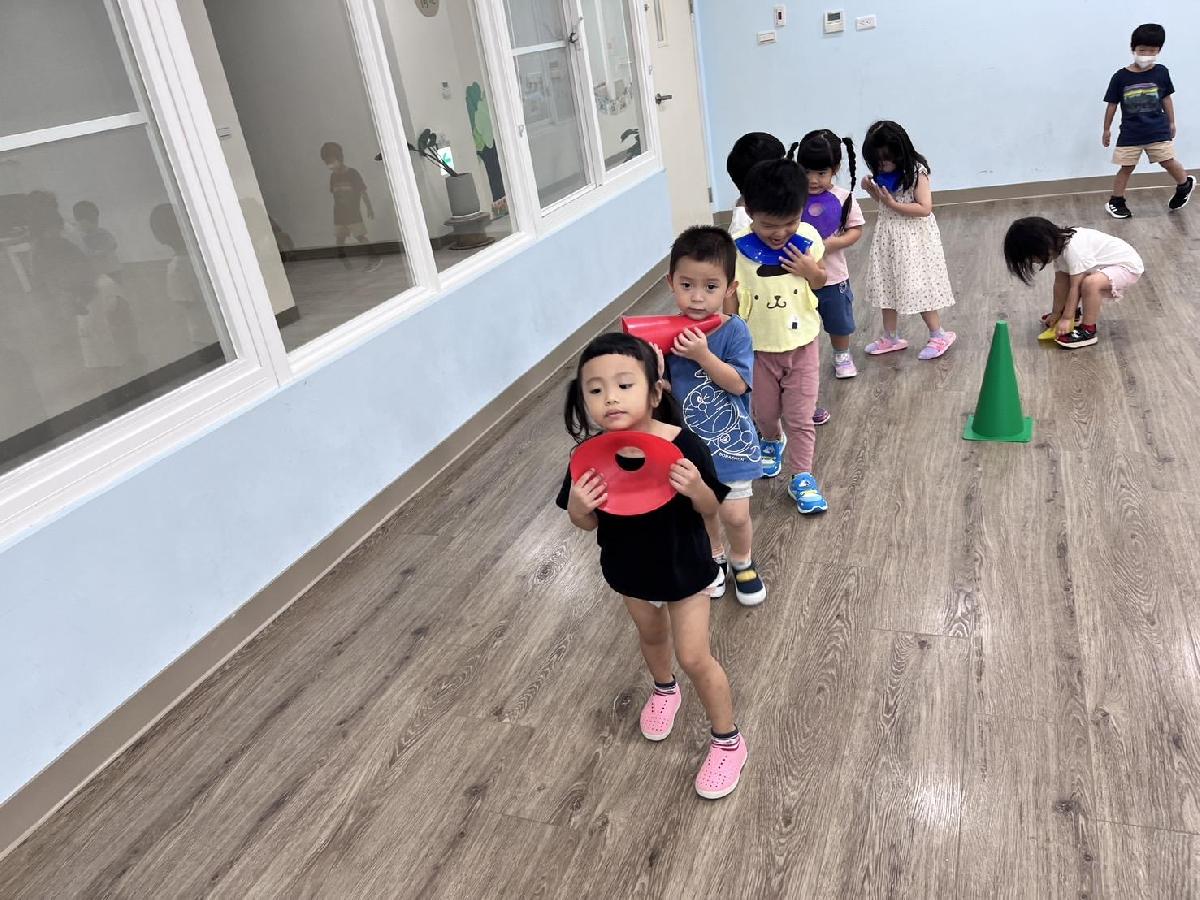 溫暖班2.運動的時候一起跑跑步，一起練習搭小火車喔！