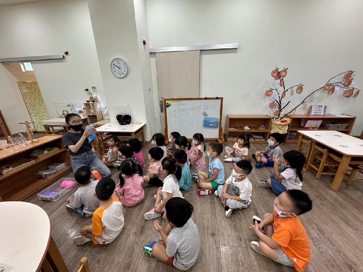 平安班老師介紹數學區磁力片的使用方式跟任務卡！