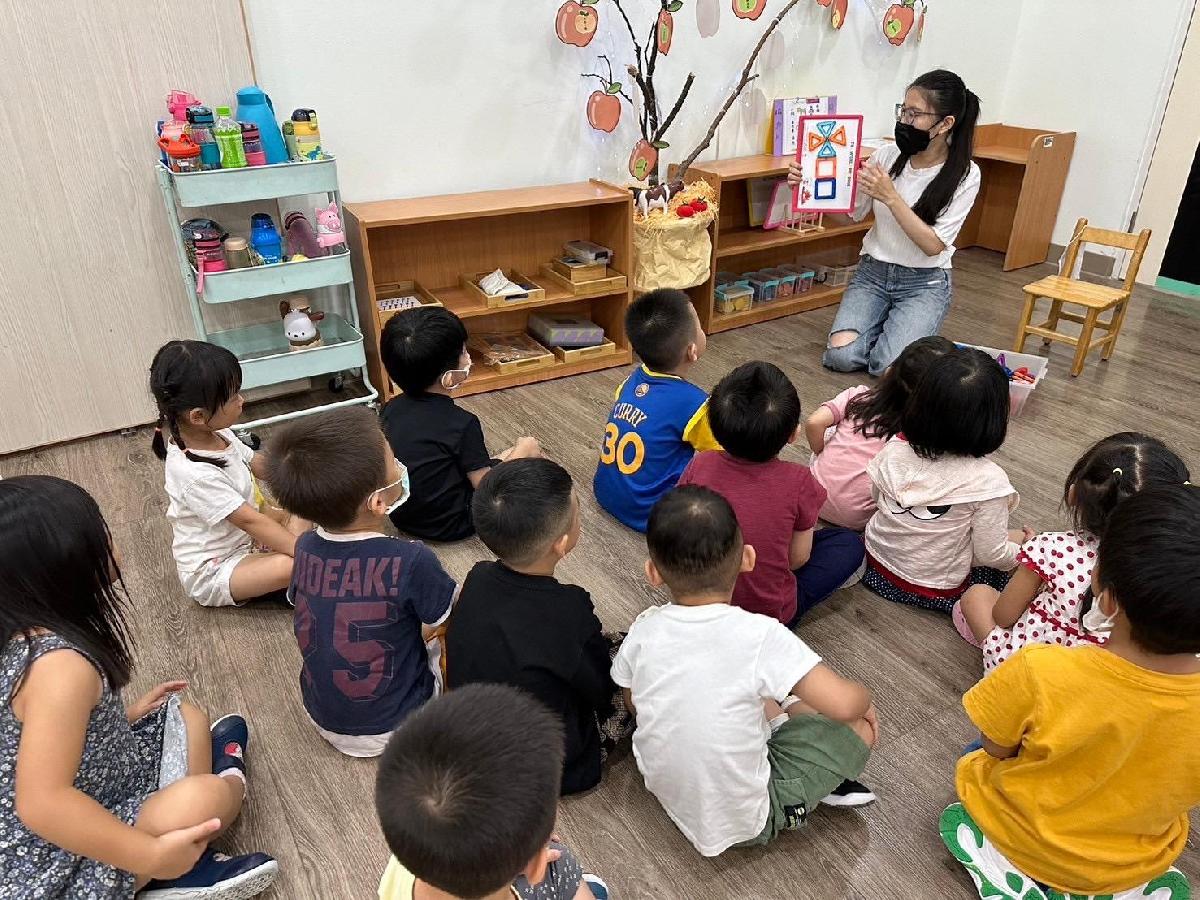 平安班認識學習區—老師介紹美勞區素材與使用方式！