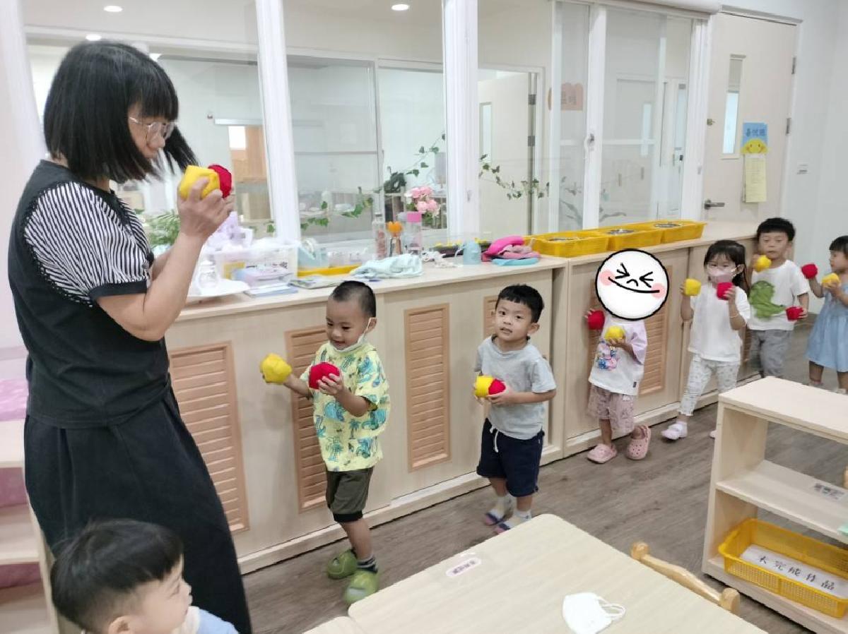 寶貝和老師一起搭小火車，跟著節奏拍拍拍