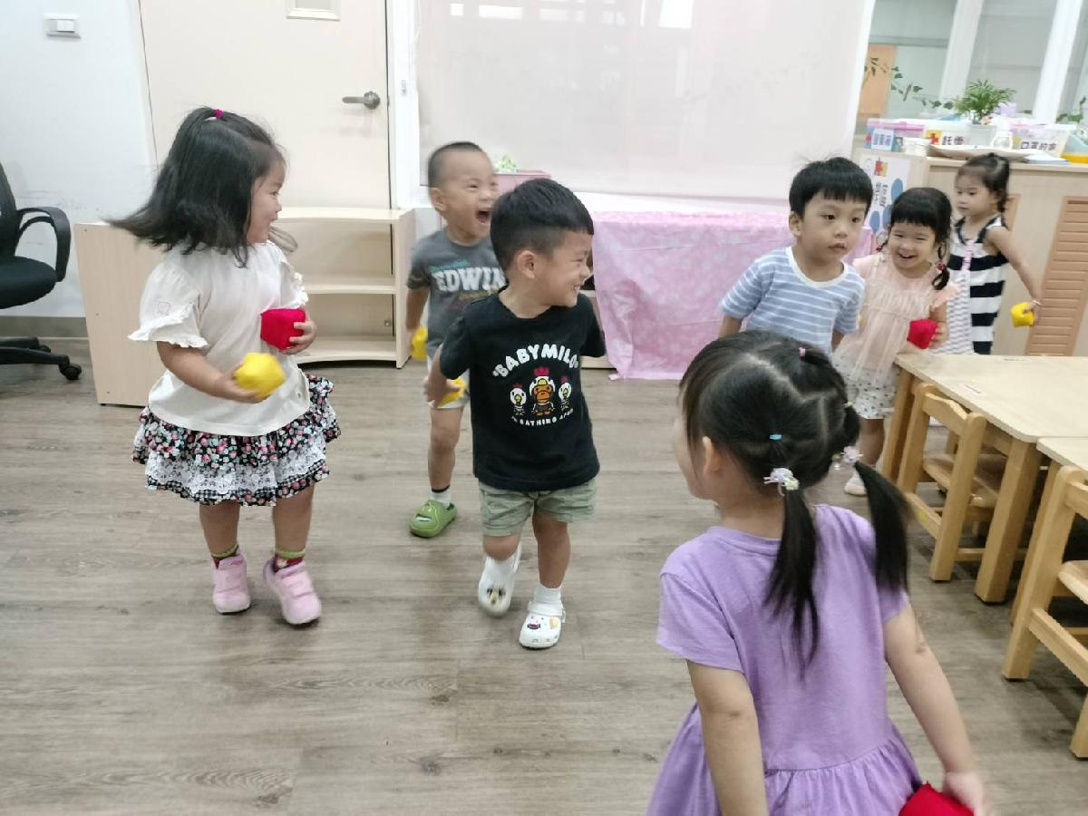 大肌肉活動時間，寶貝們一起玩小布球，增進彼此的感情