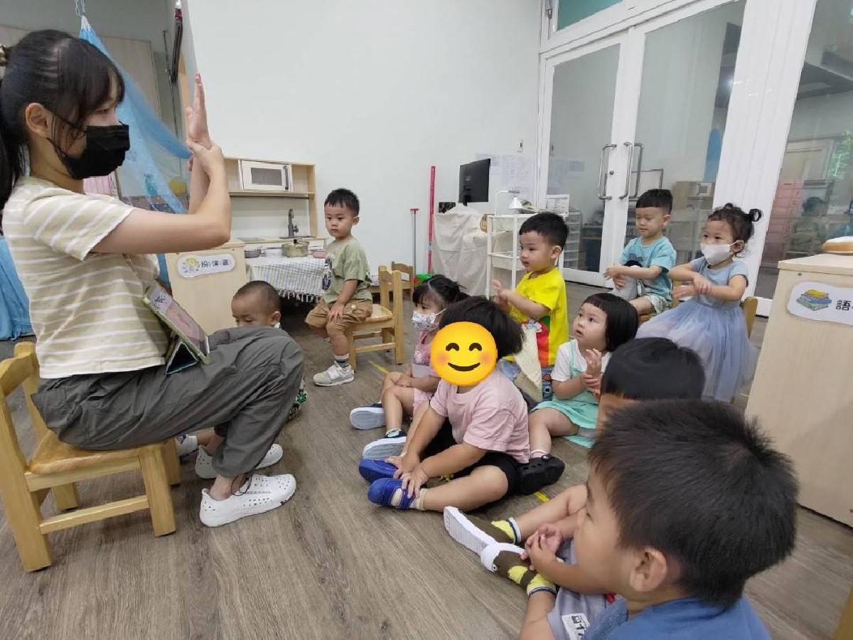 以繪本《我們來洗手》及相關歌曲認識洗手的時機和正確洗手的方法，並在日常生活中實際行動。