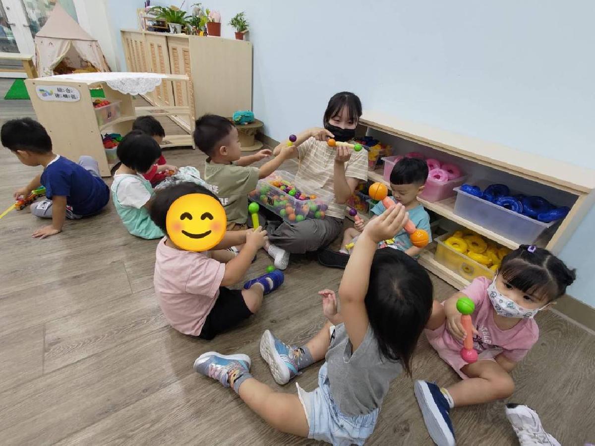 介紹及引導覺察組合建構教具的特性及玩法，引起幼兒主動探索的學習動機，激發建構創意，有幼兒建構並命名為「電話」、「麥克風」、「火車」等等。