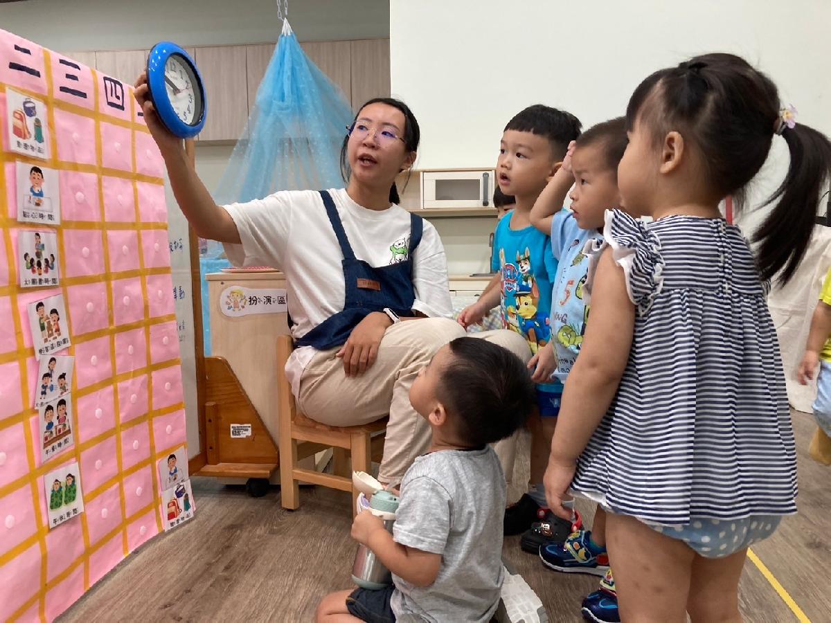 「我的爸爸什麼時候會來？」介紹時鐘，短針指到4就放學囉！