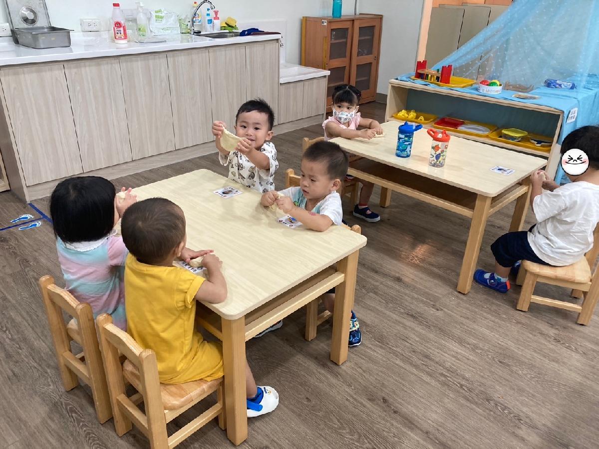 中秋節~吃月餅~我們用麵糰揉一揉、壓一壓，變成各種造型的創意月餅！