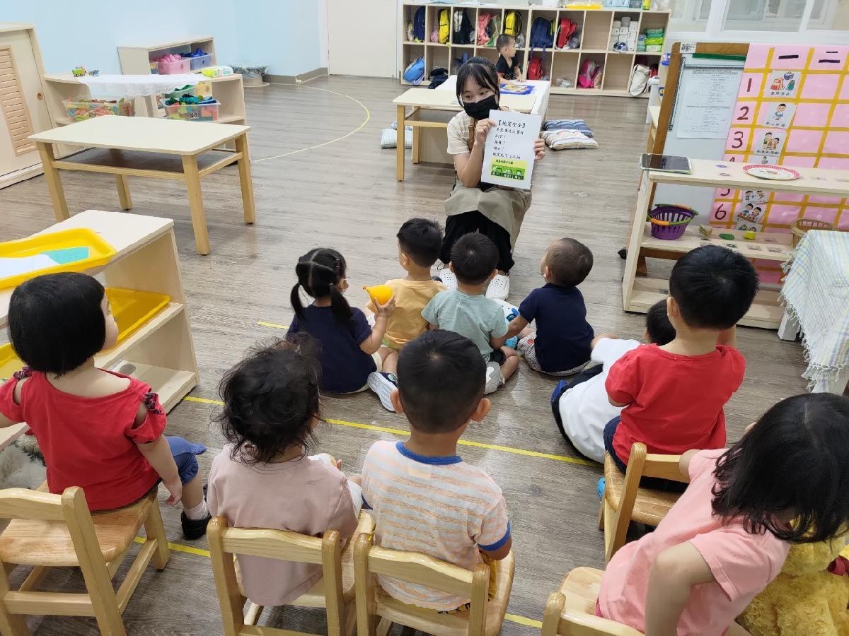 以手指謠《地震安全》熟悉防震三步驟「趴下、掩護、穩住」，並在防震演練中確實參與演練。