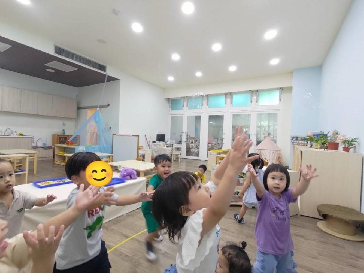 好玩的泡泡！「泡泡不要跑！」寶貝們一起開心的拍泡泡~