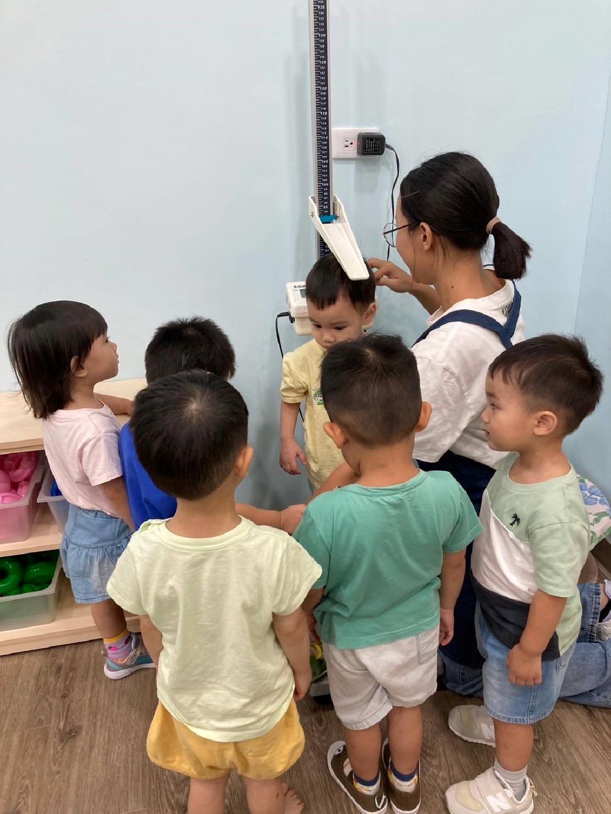 我們一起來量身高體重，看看寶貝們長大多少啦！