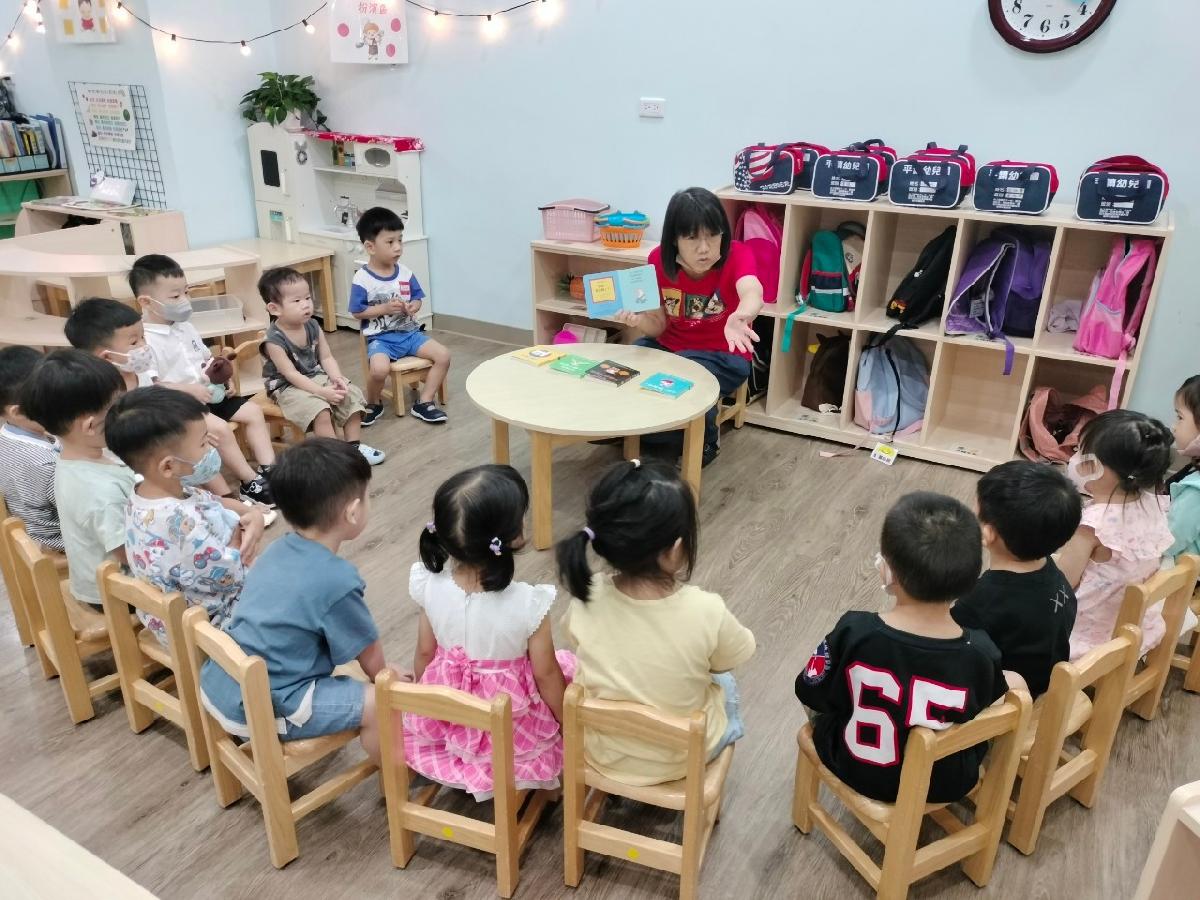 繪本分享時間，寶貝們會說「謝謝老師講故事給我們聽~」