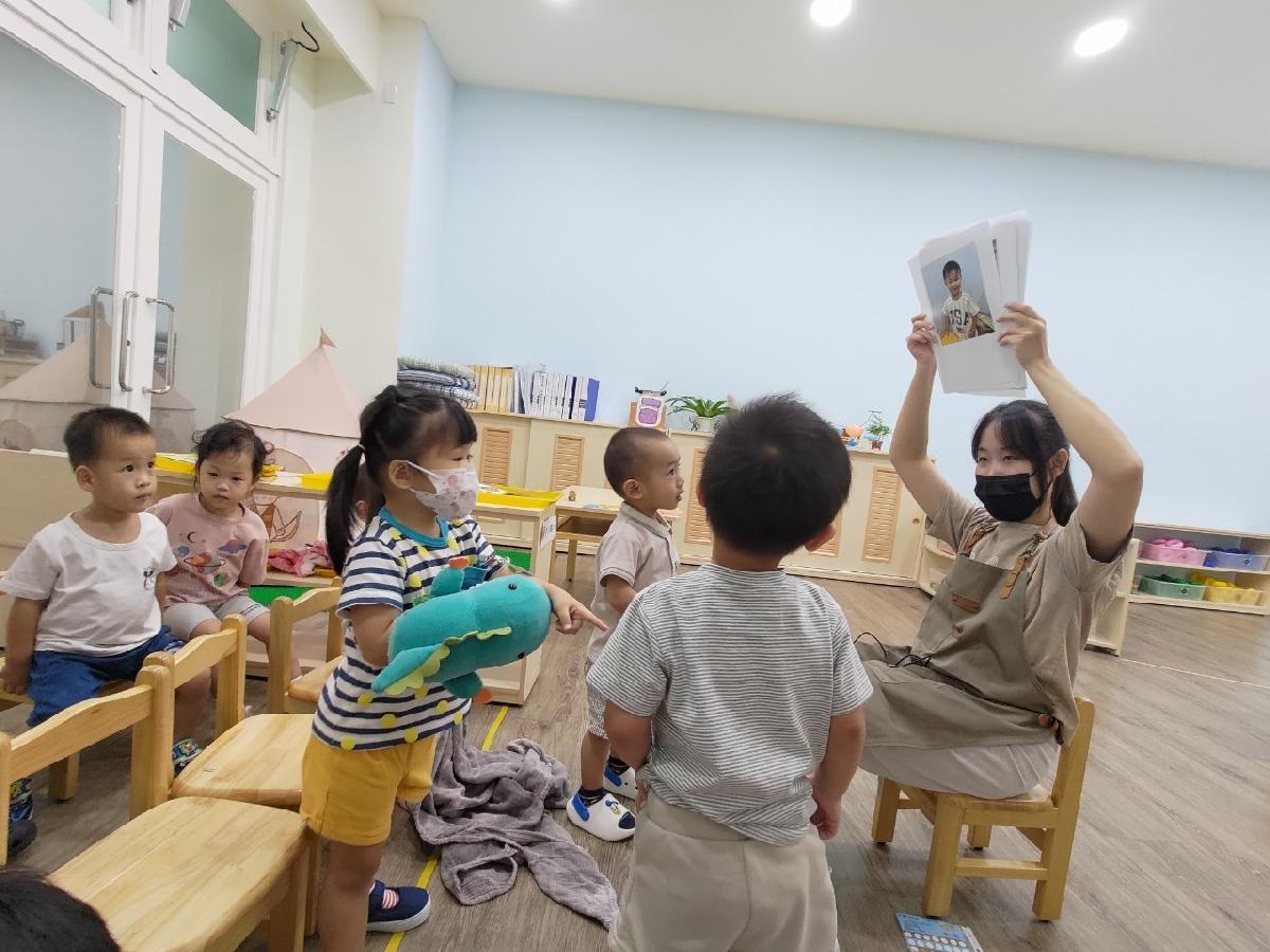 ↑以幼兒個人照點點名，看看照片中的是哪一位同學呢？能說出他的名字嗎？。