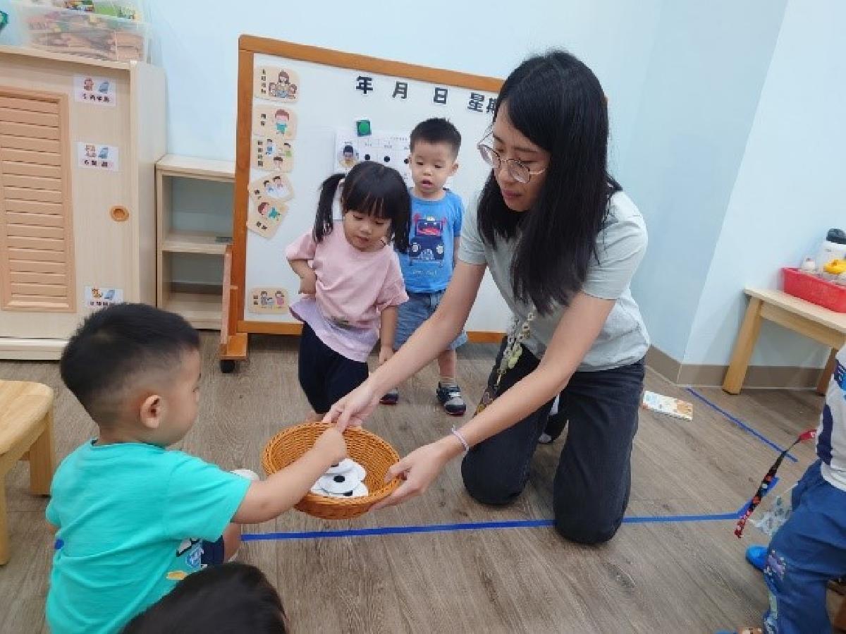 團體遊戲-猜猜我是誰，讓寶貝抽照片，一起猜猜是同心班的哪一位寶貝，讓大家更認識同心班每一位同學的名字。