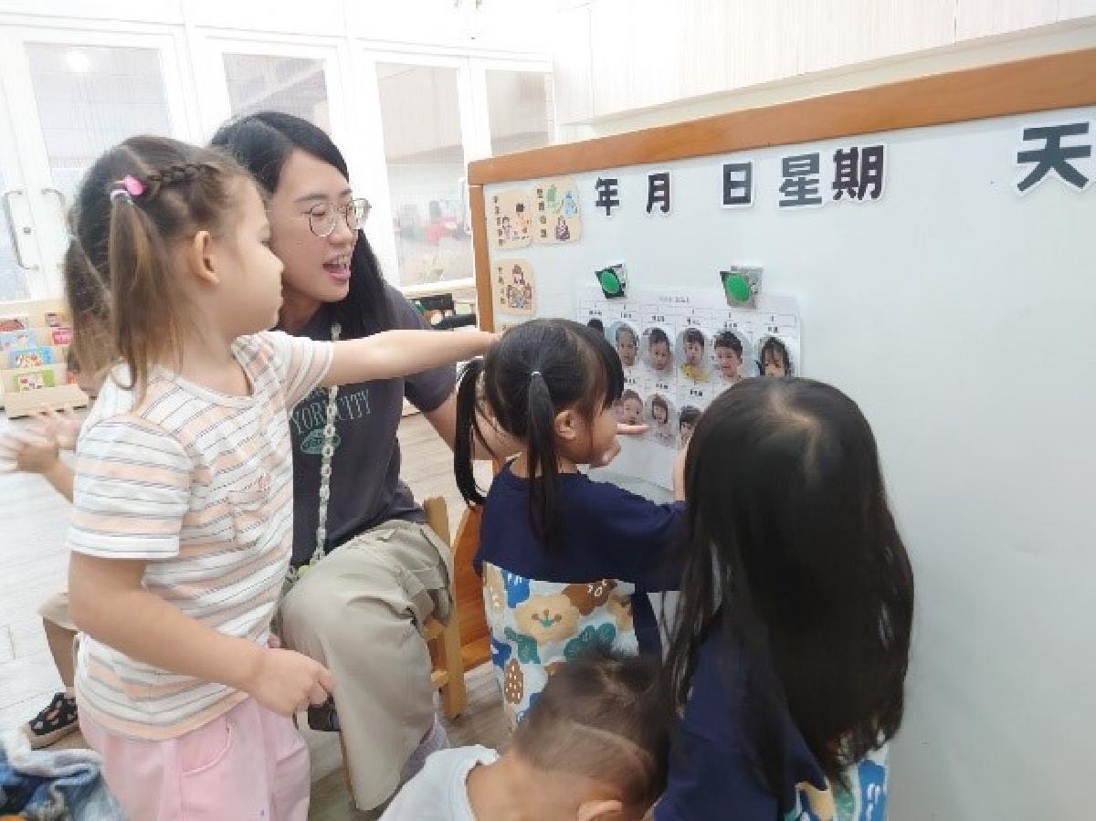 點點名時間，一起唱著1234567的歌曲介紹同心班每位寶貝的名字，讓大家認識同心班的小朋友與老師。