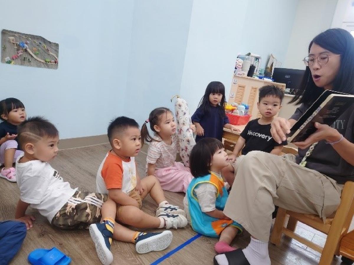 分享繪本《小白魚的好朋友》，讓寶貝們知道可以跟班上的同學一起玩遊戲。