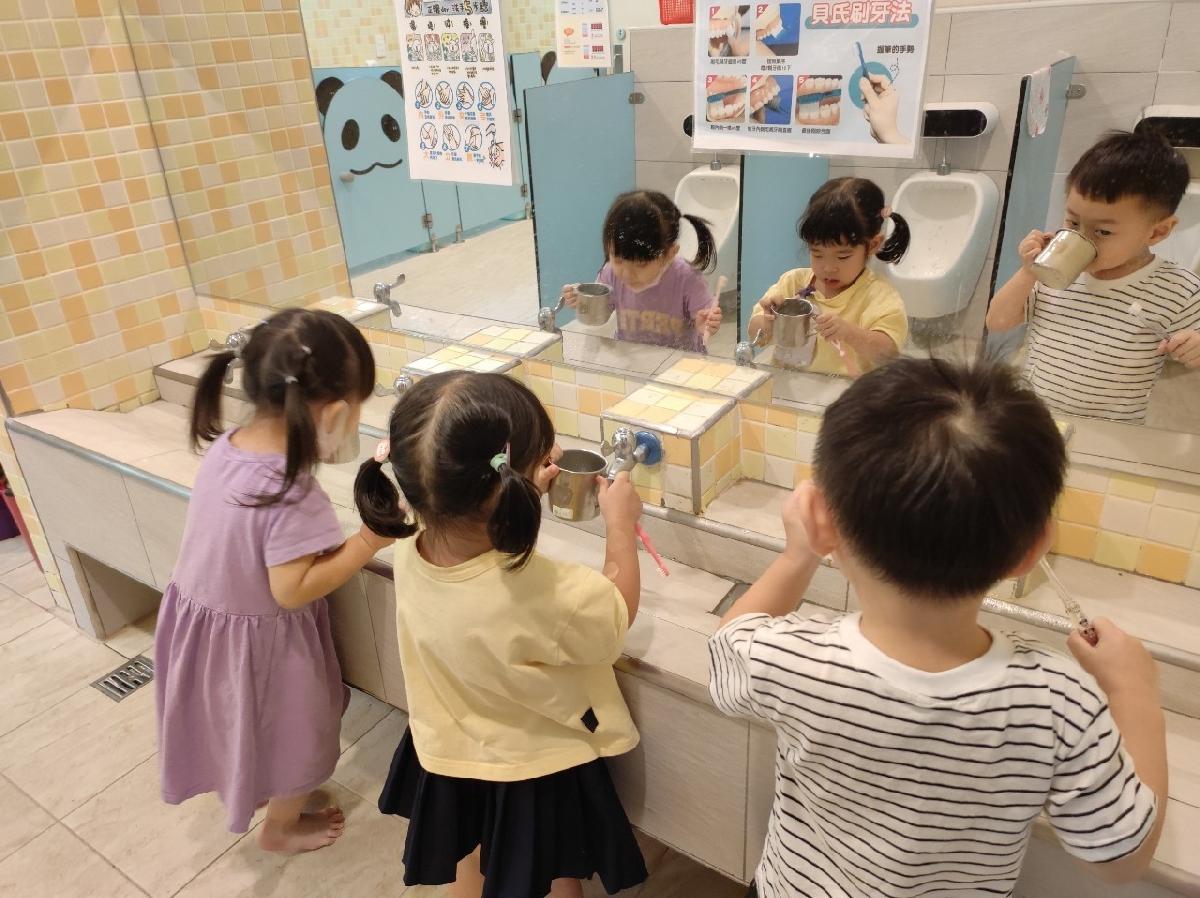 「左刷刷，右刷刷，上下牙齒刷一刷，咕嚕咕嚕，吐！」認真刷牙才不會蛀牙喲！