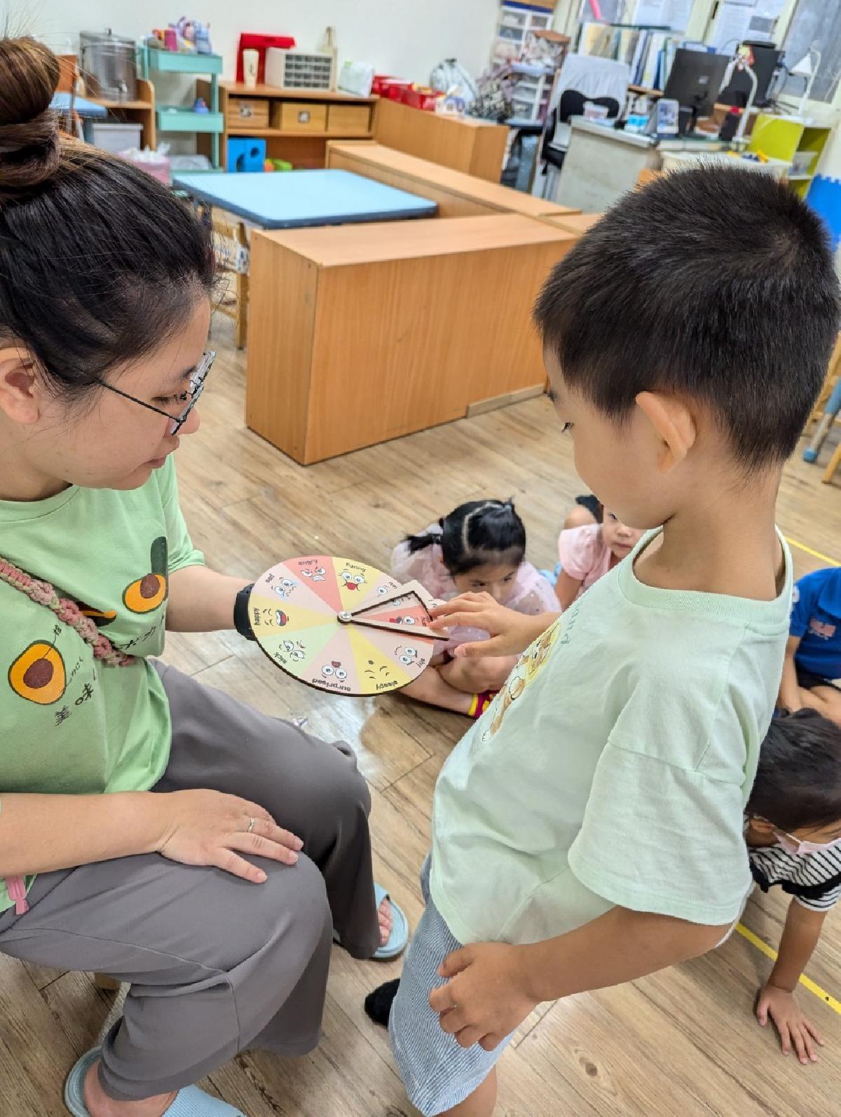 邀請幼兒操作情緒輪盤