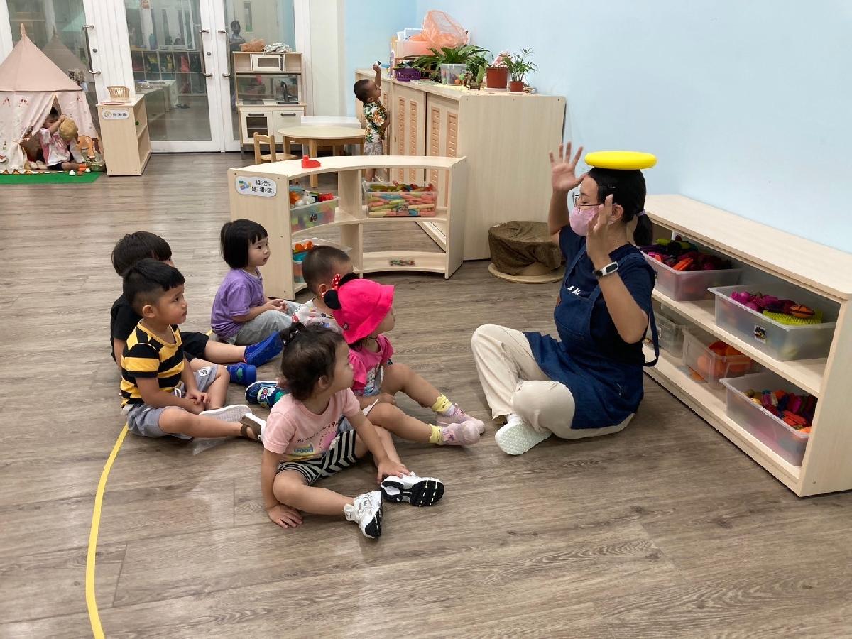 誰能將飛盤頂在頭上，不會掉下來~哇！要保持平衡不亂動才能成功！我來試試看~