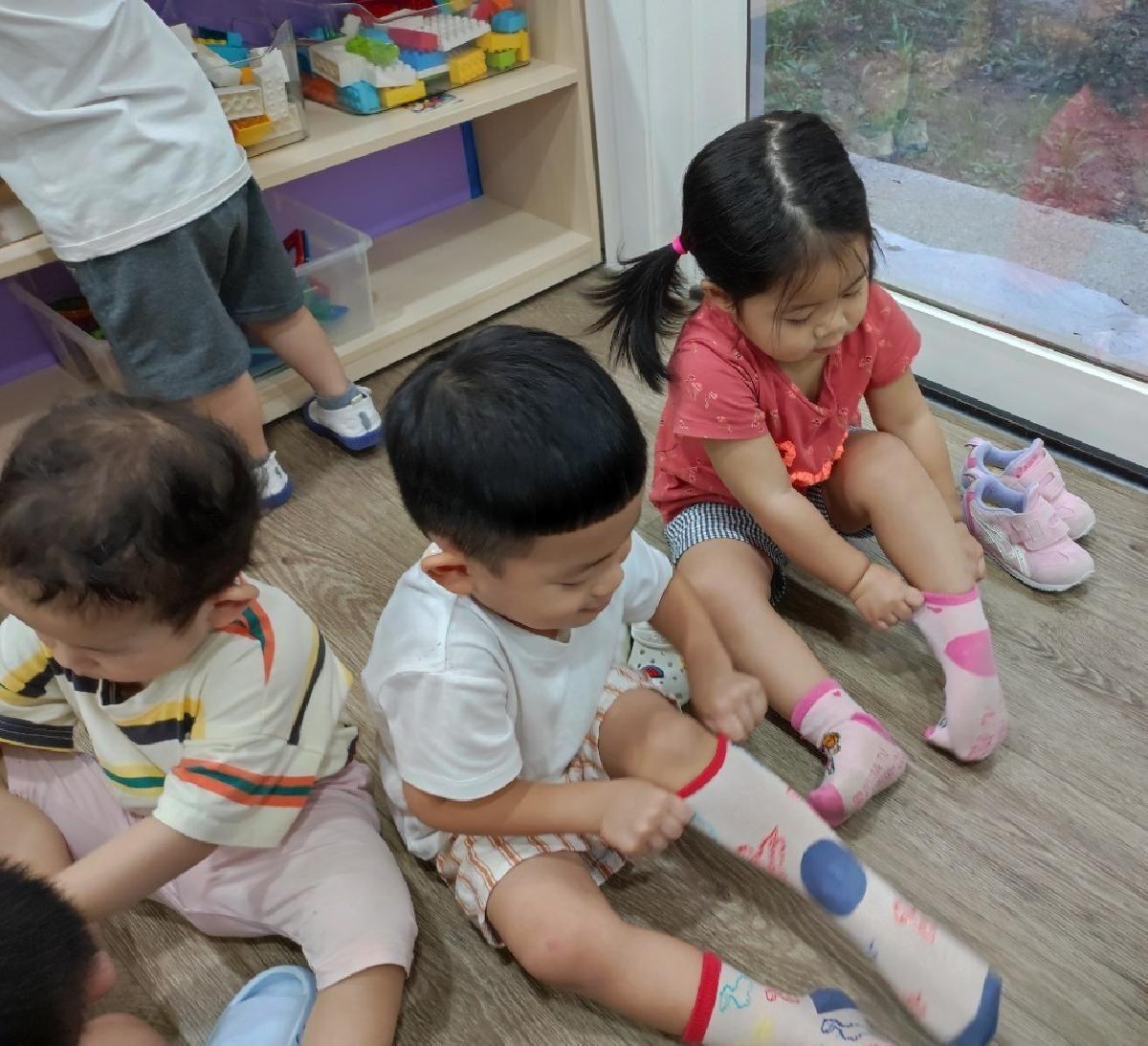 練習穿襪子與室內鞋，我會照顧自己！