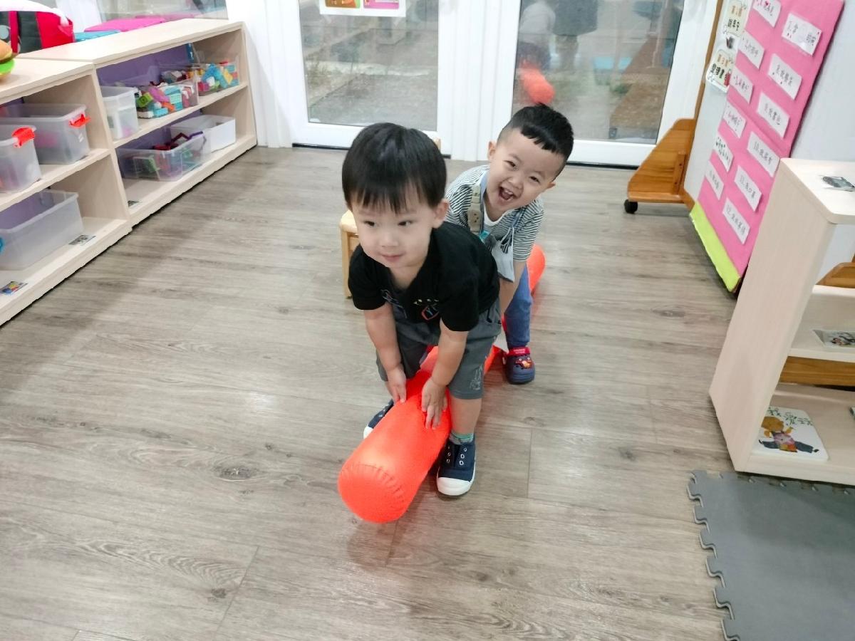 好朋友騎車去探險！第一站喜悅班教室～ＧＯ！