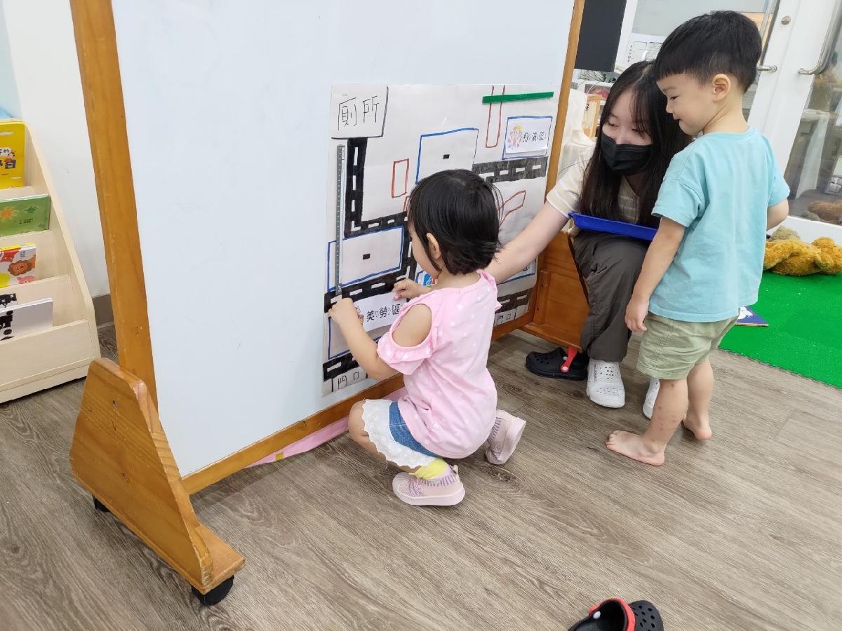 將學習區標示圖卡貼在教室地圖上