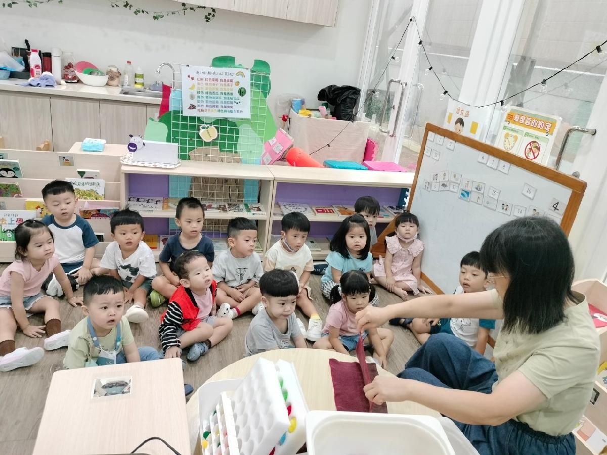 老師介紹生活自理區，大家認真學習如何摺抹布