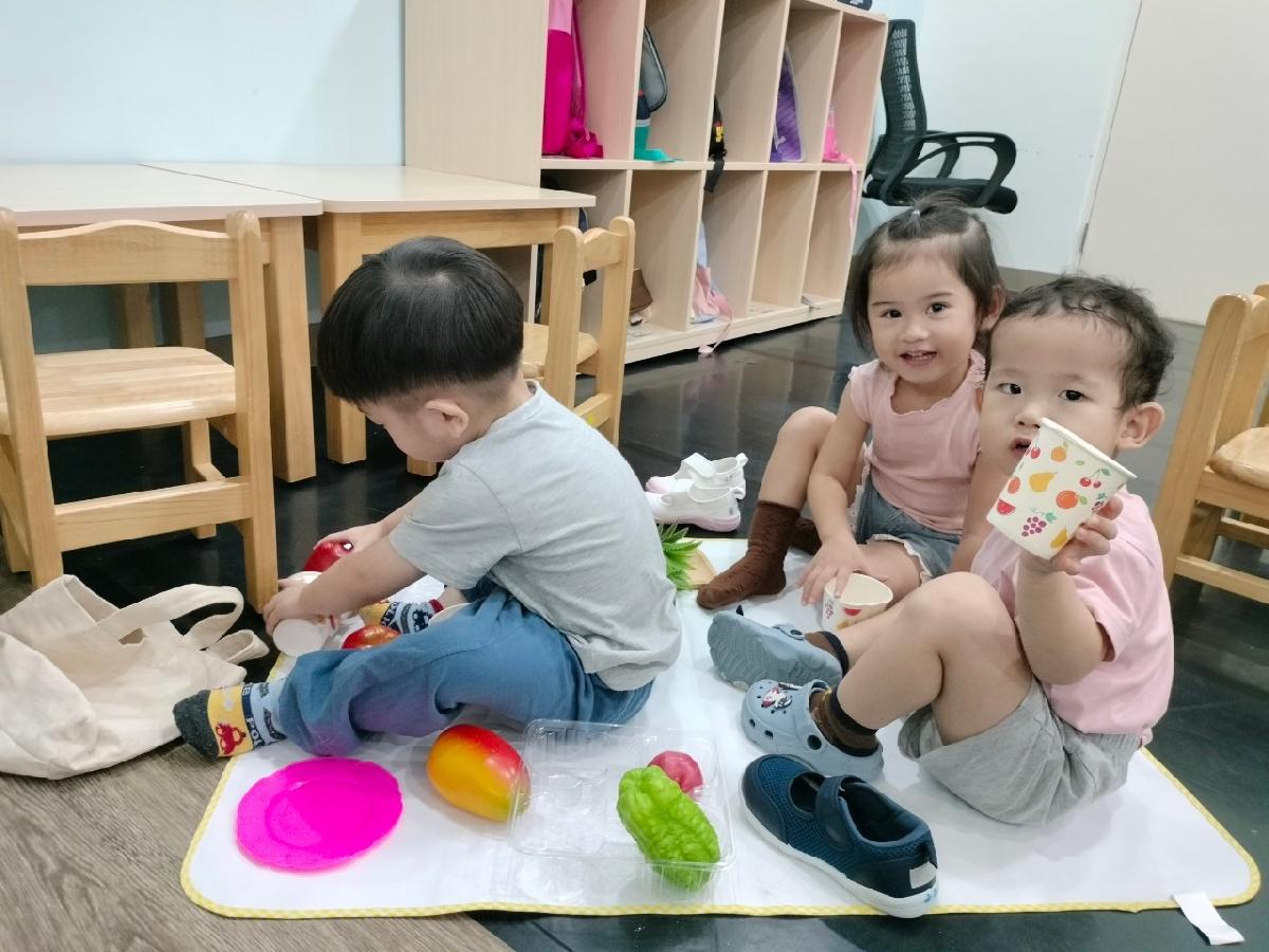 帶上野餐墊和食物，好朋友們快樂來野餐
