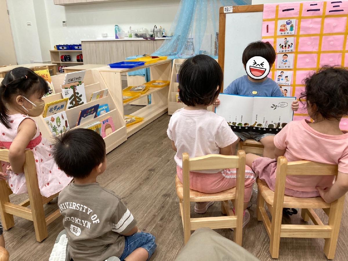 ↑透過繪本《到底在排什麼呢？》知道排隊是一個接一個，並且不推擠！老師說完故事後我也可以模仿練習說說看！