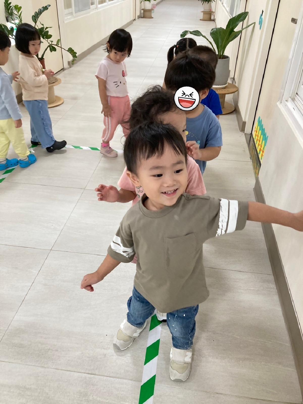 ↑嘟嘟~幸福班的寶貝走在綠色鐵軌上練習排隊喔！