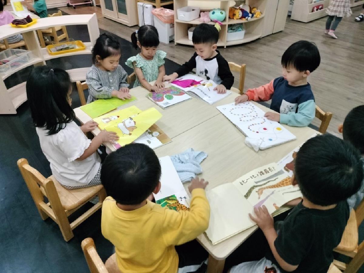 大家一起看書，分享彼此故事裡的內容