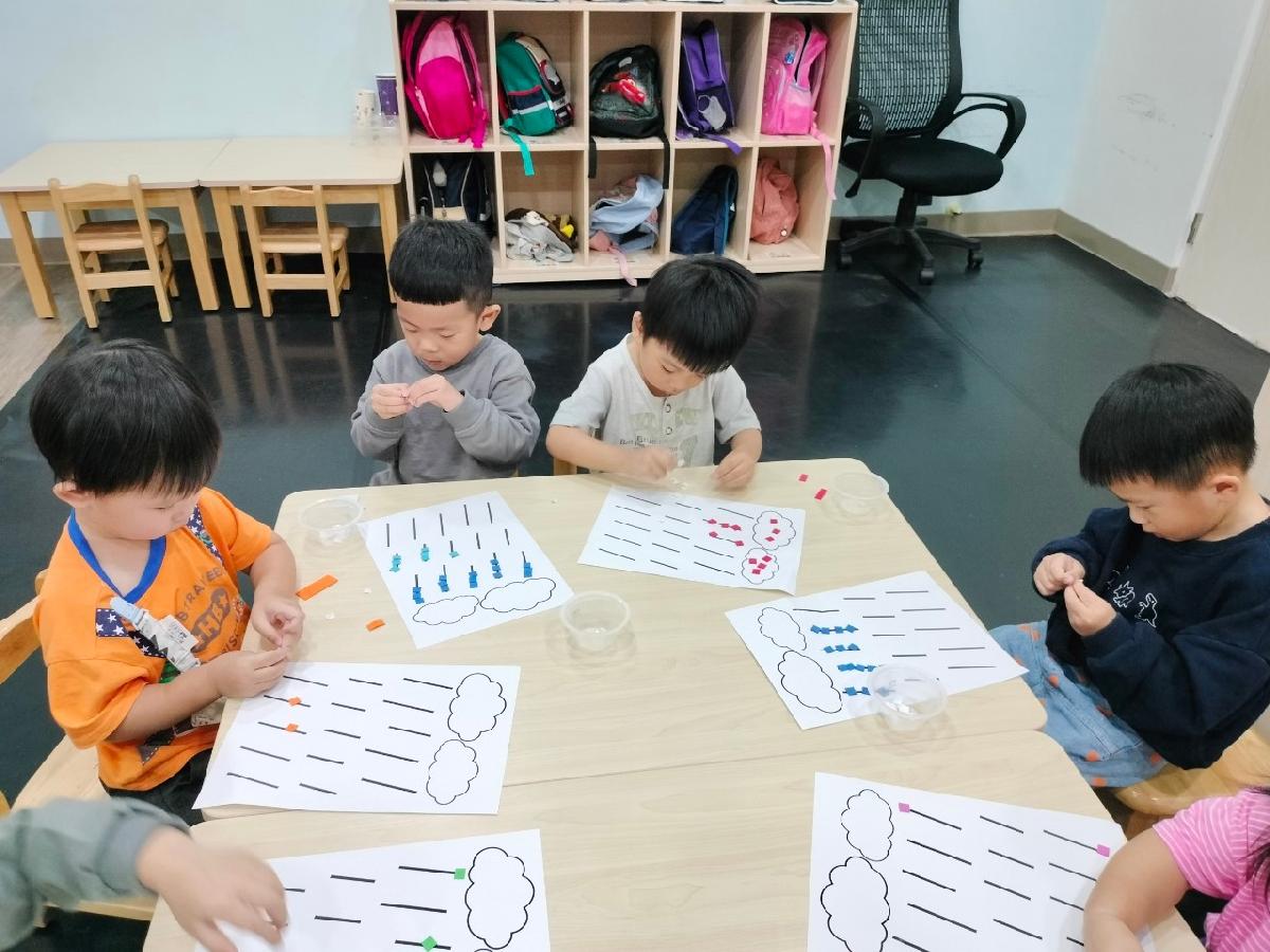 陰雨綿綿的天氣，我們用馬賽克拼貼下雨的光景