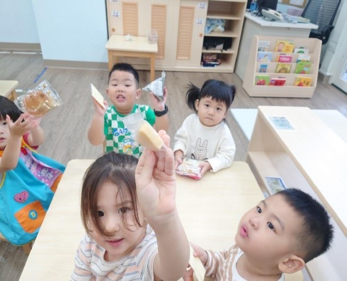 用眼睛、小手探索食物的形狀