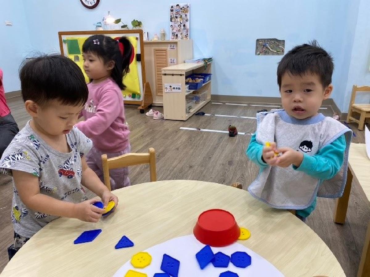 教室形狀尋寶，教室裡的教具有好多形狀唷~