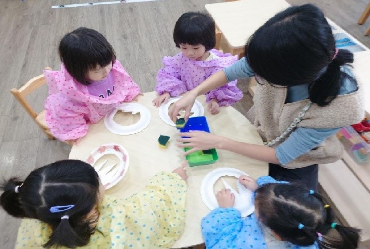 形狀王冠創作，幫自己王冠蓋上顏色，貼上不同的形狀！