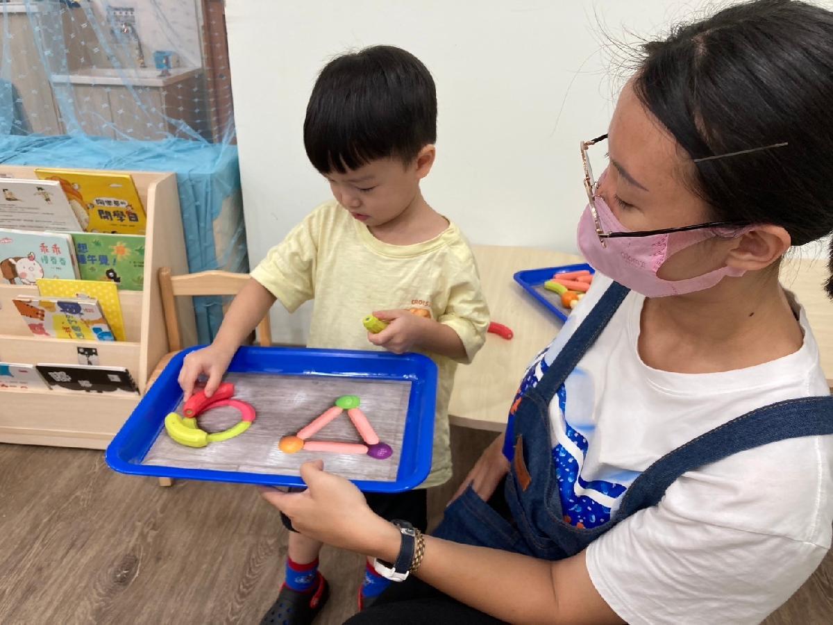 以組合建構教具嘗試建構形狀，我也要挑戰！