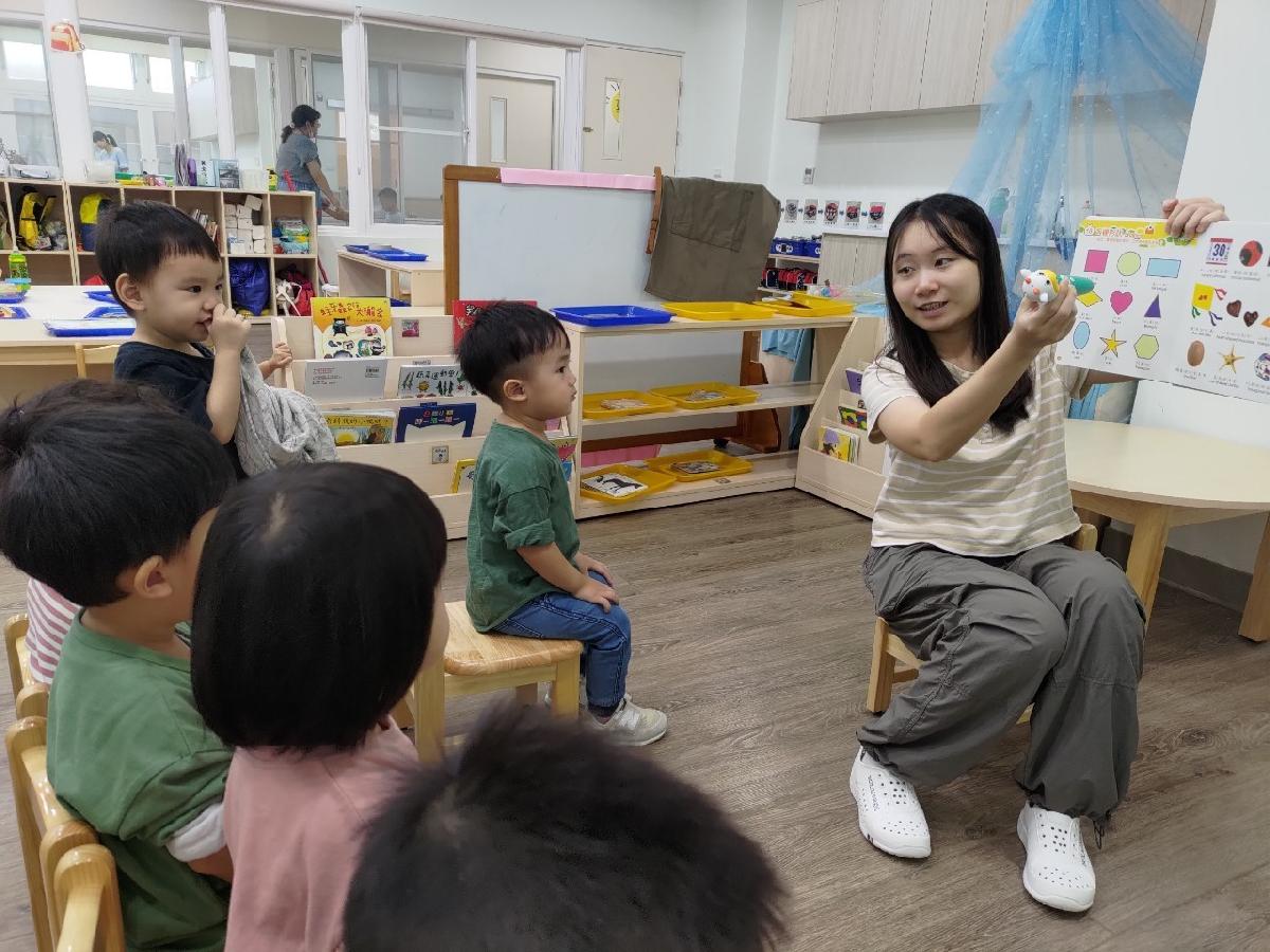 增添語文區教具「點讀筆」，並以點讀筆操作介紹認識形狀名稱，點讀筆成為教室新歡呢！